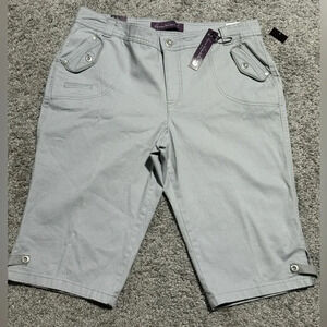 NWT Gloria Vanderbilt Katniss Size 14P Capris